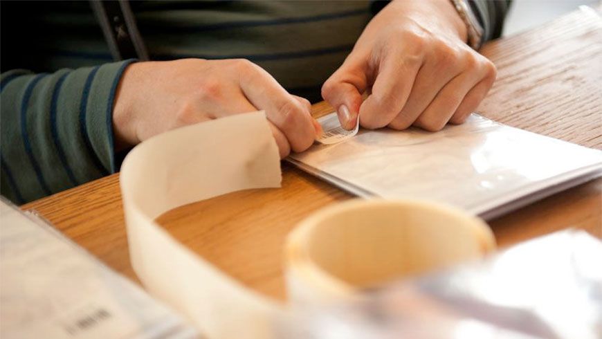 Henkilön kädet näkyvät, askartelee