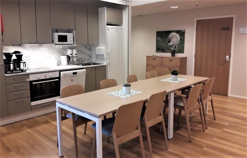 Yksikön keittiö. Iso ruokapöytä keskellä