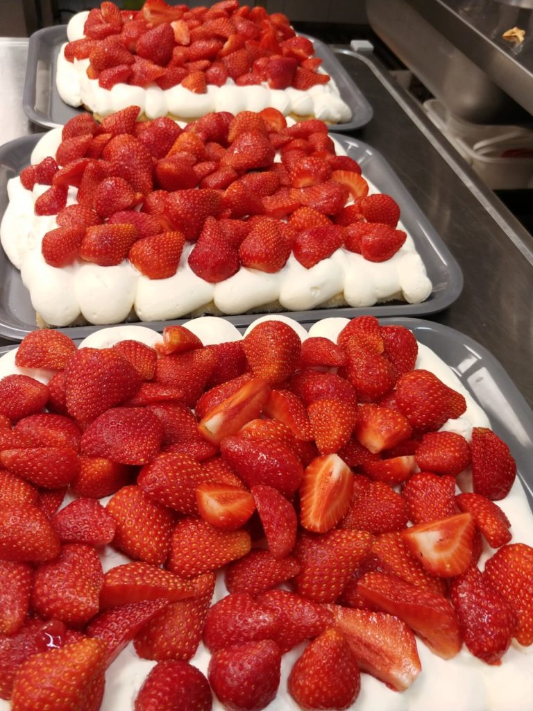 Onnikoti Armas, mansikoilla päällystetty kakku