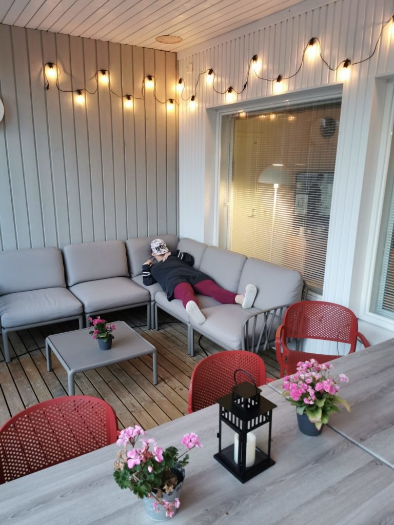 Onnikoti Armaksen terassin sohva