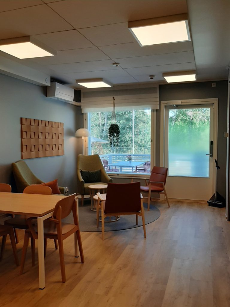 Onnikoti Armaksen oleskelutila, missä neljä tuolia. Ikkunasta näkyy terassi.