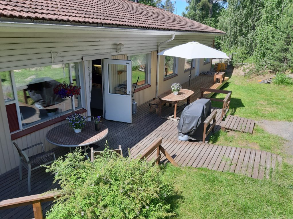 Onnikoti Kertun rakennus ja terassi