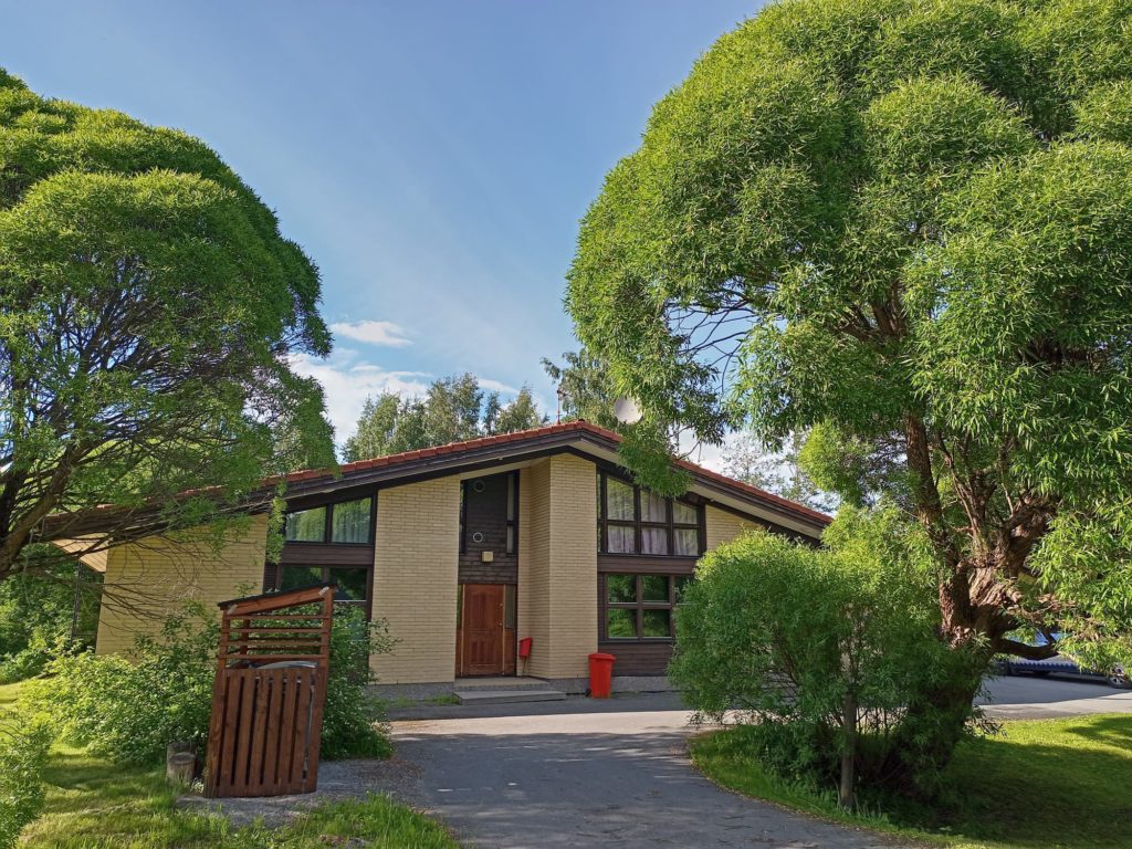 Onnikoti Verkan rakennus ulkoa päin kuvattuna.