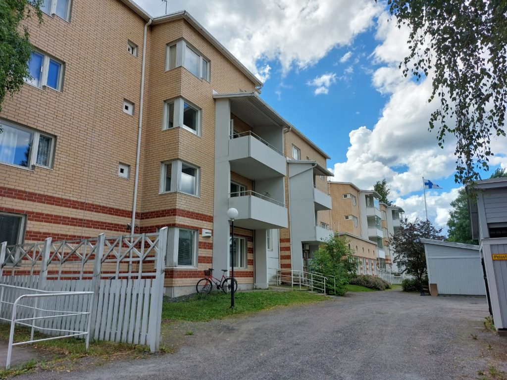 Onnikoti Kaurialan vaalea rakennus ulkoa päin