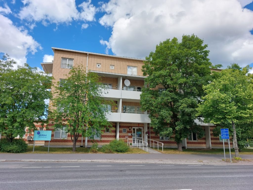 Onnikoti Kaurialan rakennus ulkoa päin vihreässä maisemassa