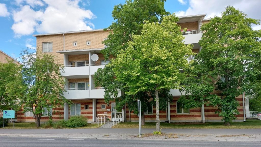 Onnikoti Kaurialan rakennus ulkoa päin vihreässä maisemassa