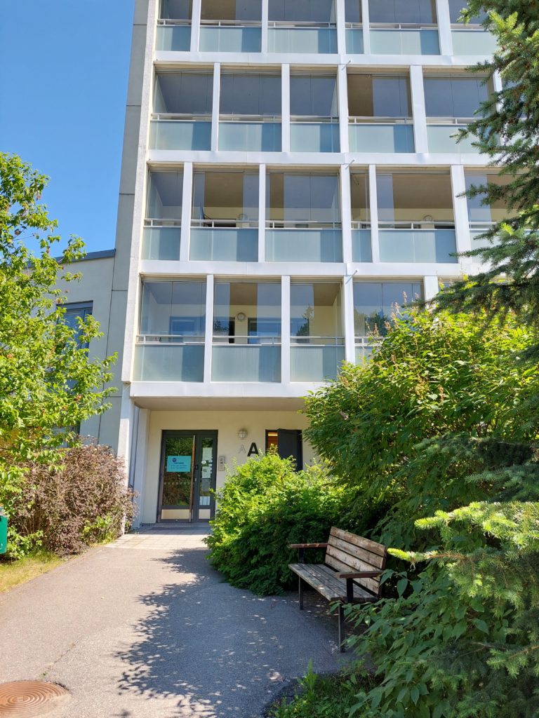 Onnikoti Orvokin rakennus ulkoa päin, valkoinen kerrostalo