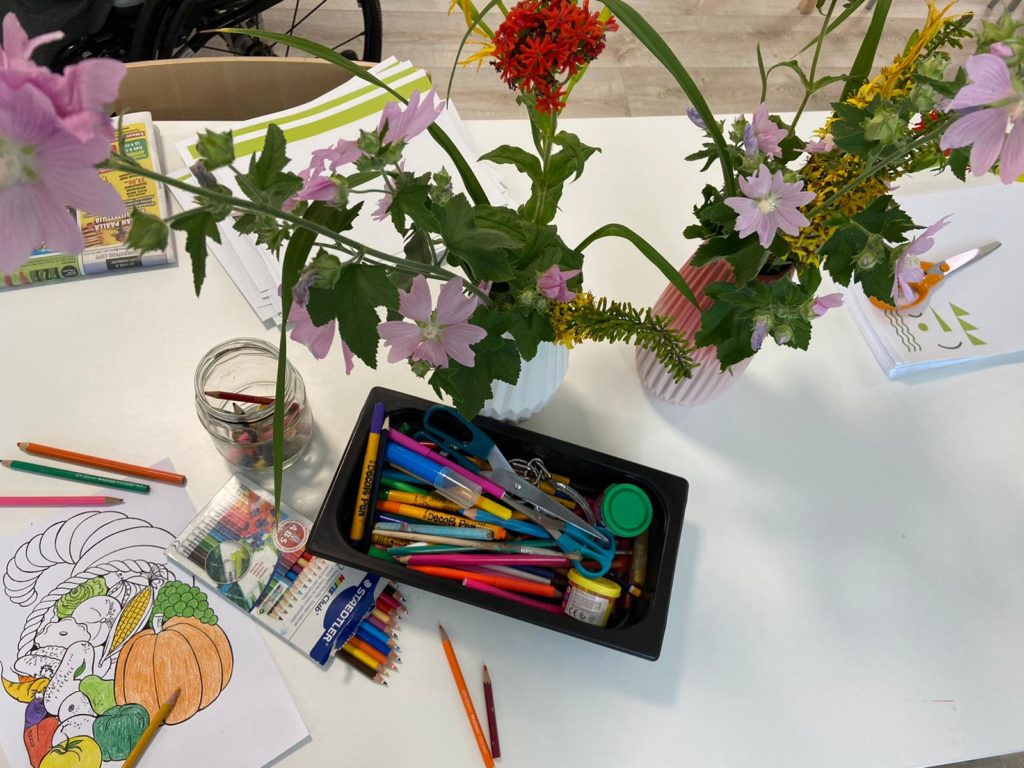 Askartelutarvikkeita ja kukkia