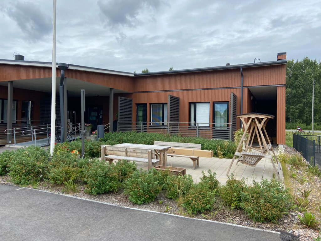 Onnikoti Albertin rakennus ja piha