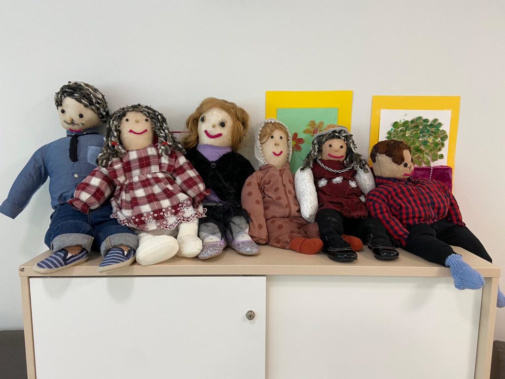 nukkeja lipaston päällä