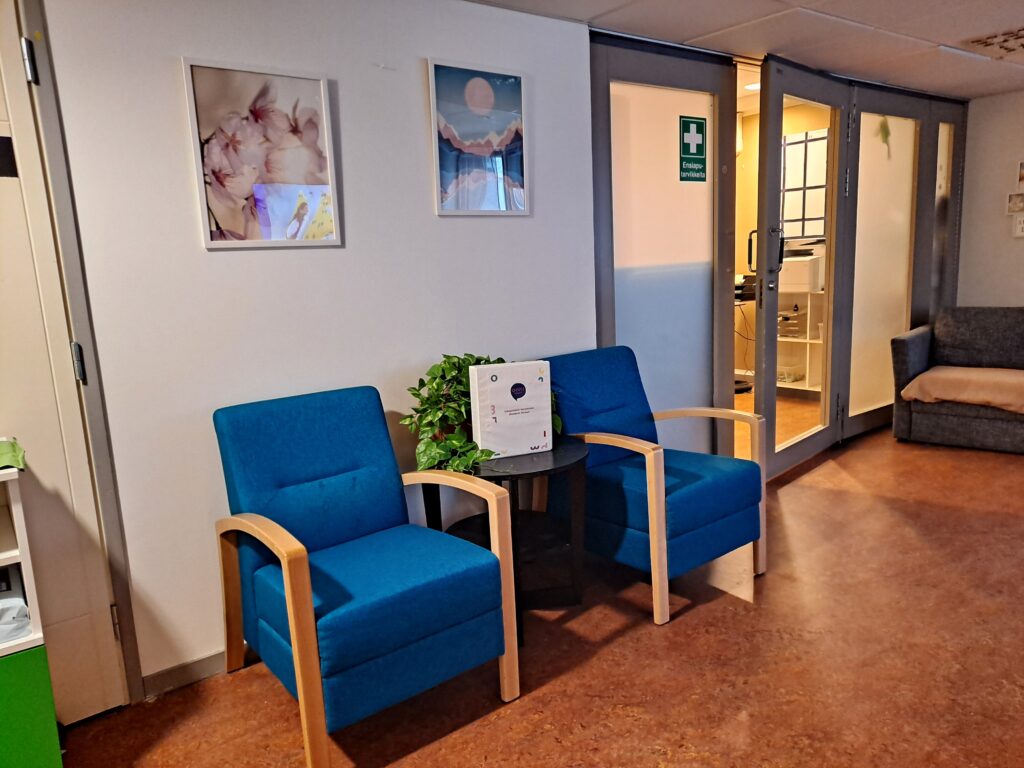 Onnikoti Oivan yksikkö sisältä, jossa kaksi sinistä nojatuolia