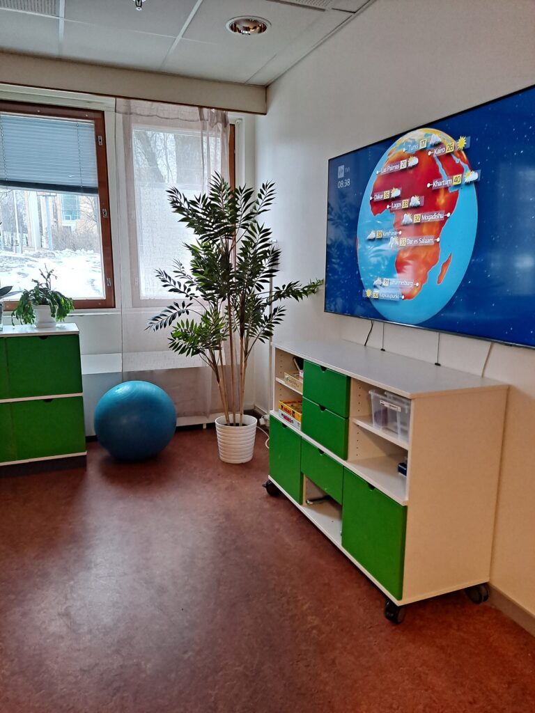 Onnikoti Oivan huone, jossa lipasto ja televisio