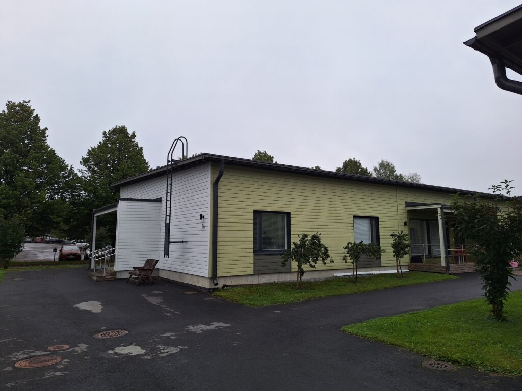 Onnikoti Jukola ulkoa päin, puinen rakennus, jossa vaalean vihreä seinä
