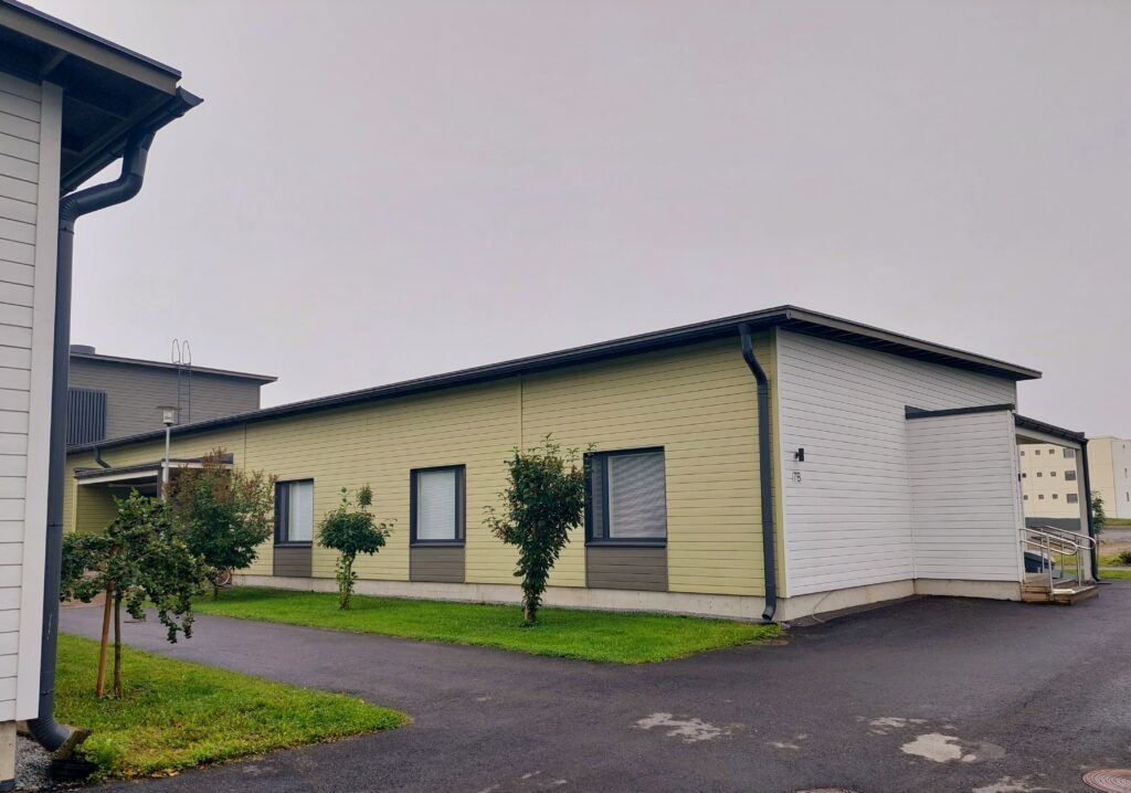 Onnikoti Toukola rakennus ulkoa, jossa keltainen seinä.