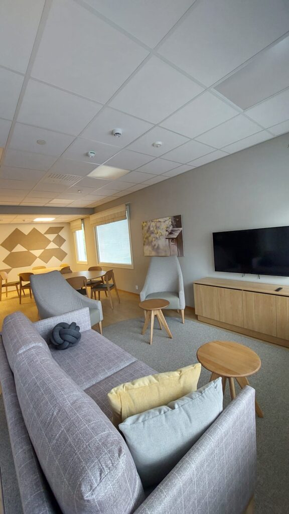 Onnikoti Apilan oleskelutila, jossa sohva, nojatuolit ja televisio.