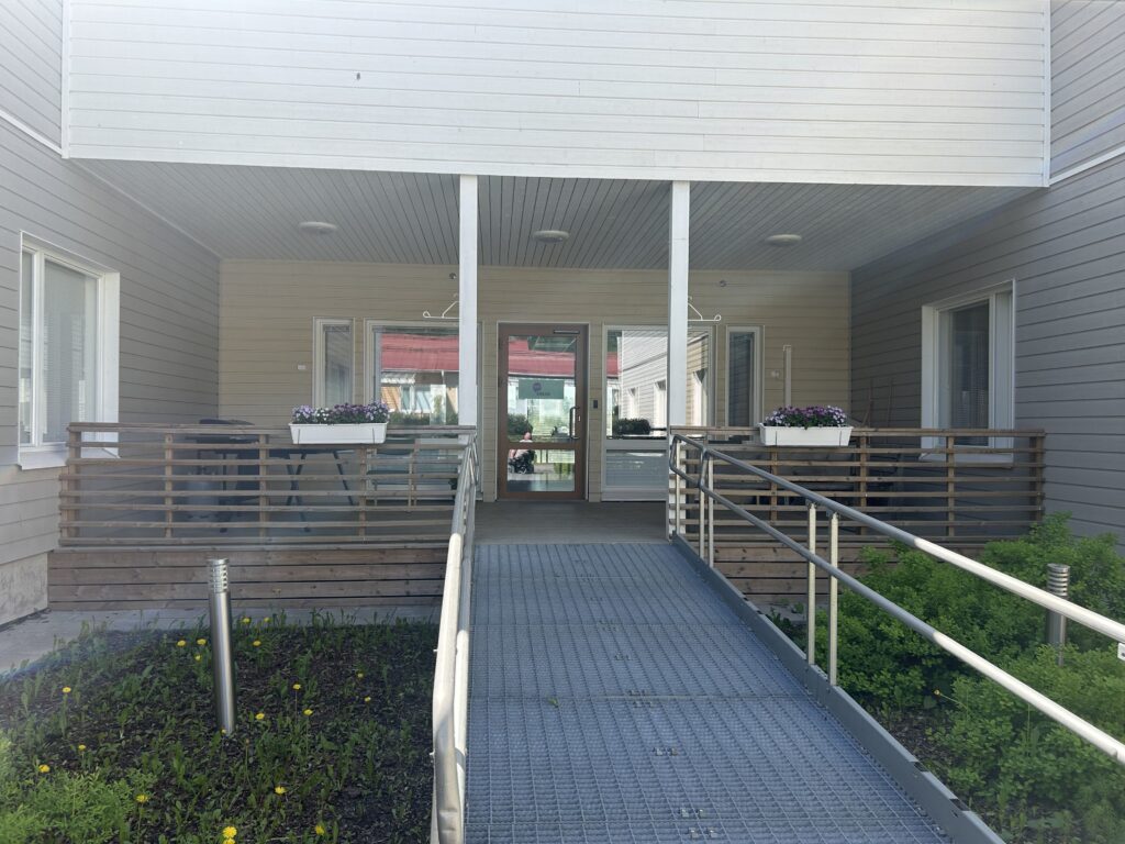 Onnikoti Einarin piha