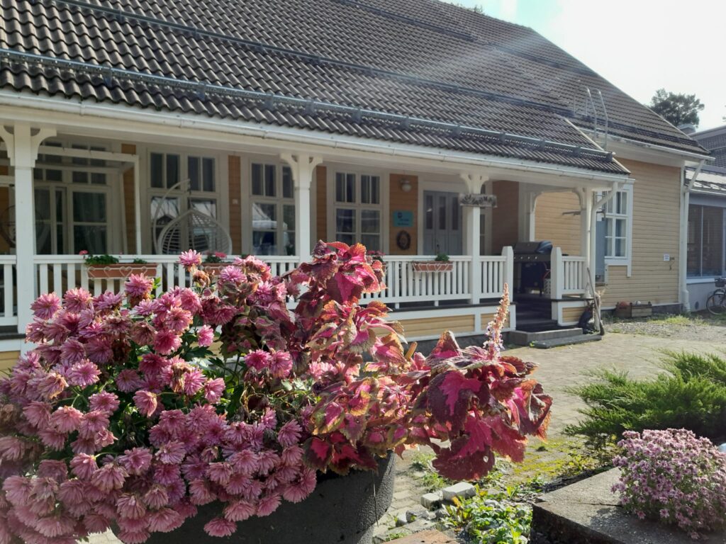 Huvikummun rakennus edestä