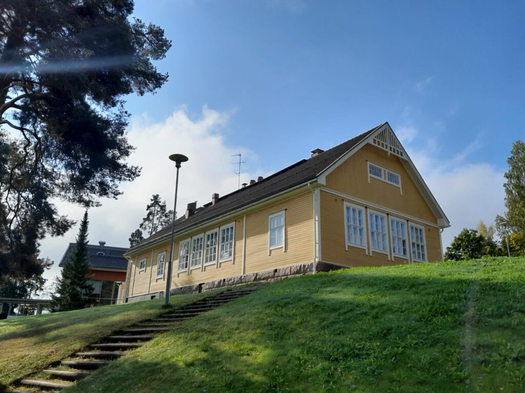 Huvikumpu keltainen rakennus