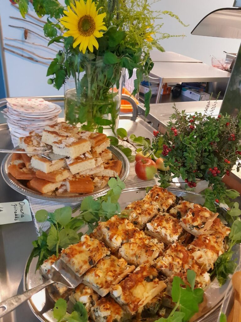 Pöydällä leivoksia ja auringonkukkia