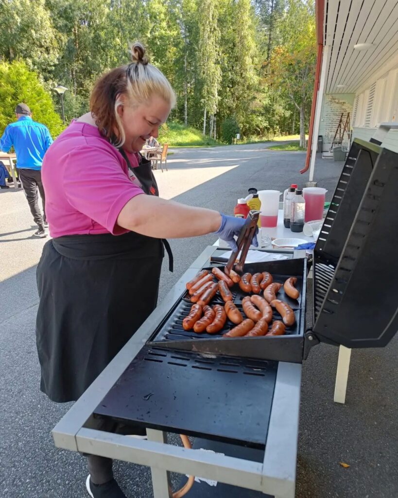 Työntekijä grillaamassa