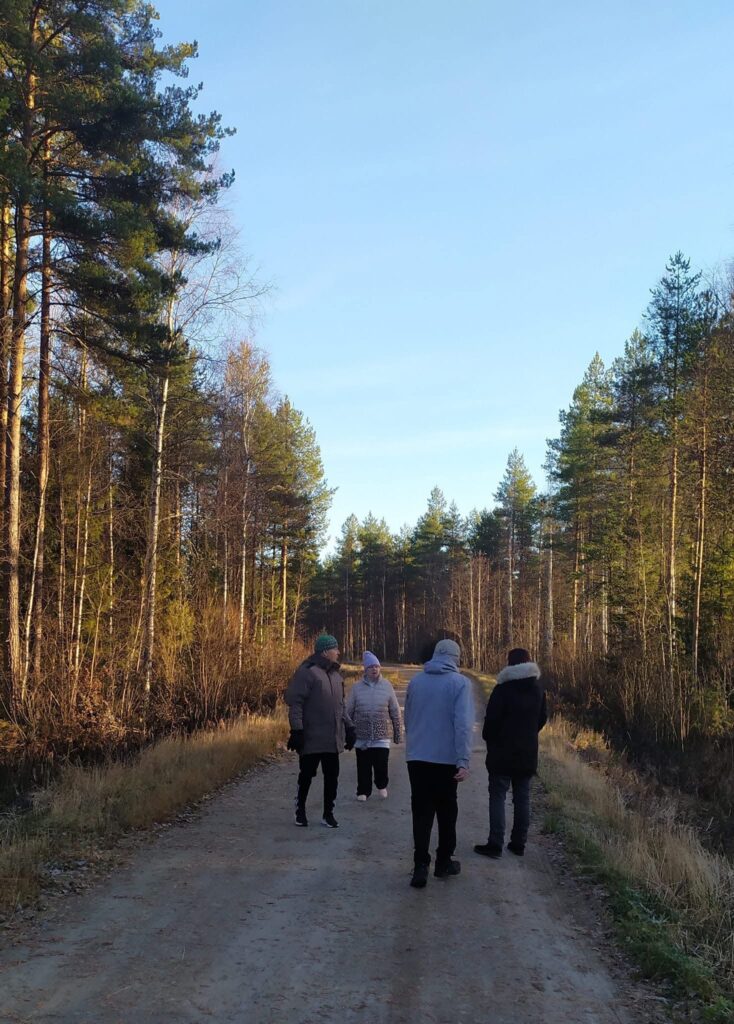 Ihmisiä metsätiellä