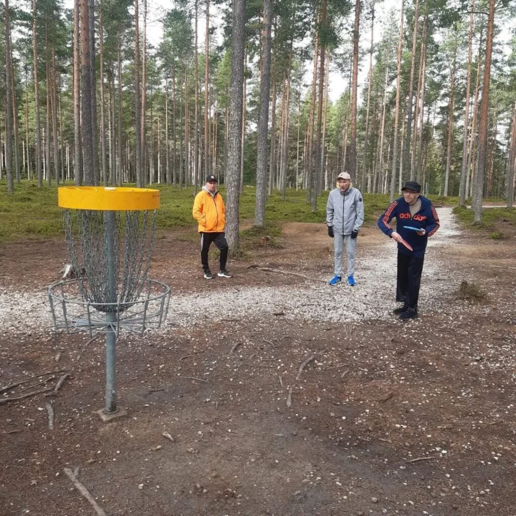 Frisbeegolfia pelaamassa
