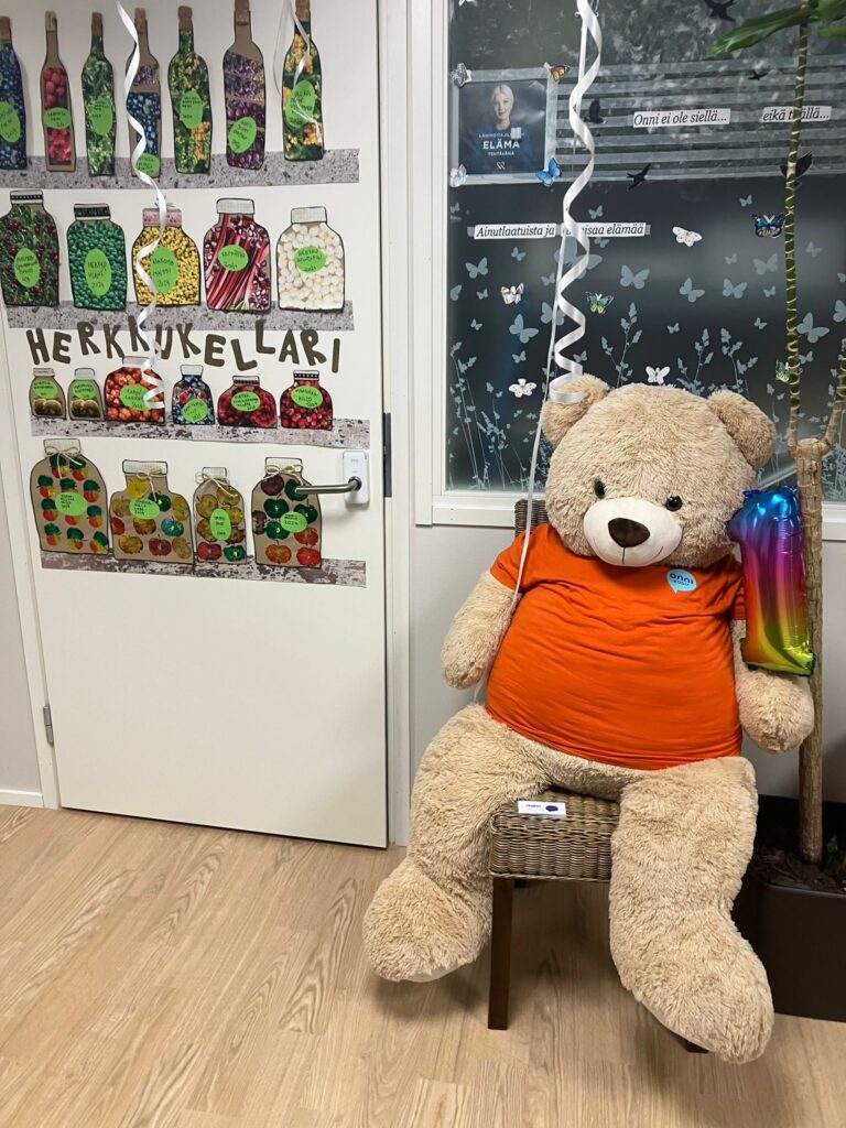 Iso nalle oranssissa paidassa