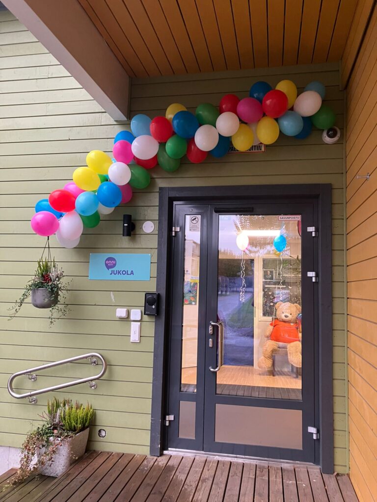 Onnikoti Jukolan ovi, ympärillä värikkäitä ilmapalloja