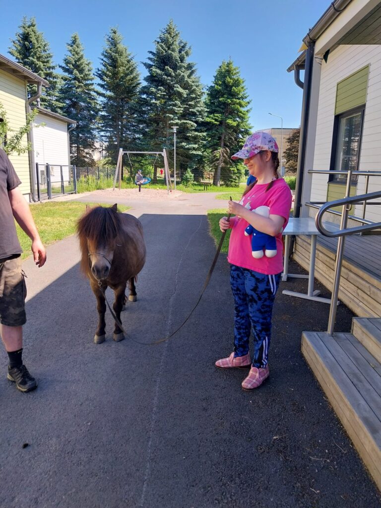 Onnikoti Jukolan asukas ja poni Jukolan pihassa
