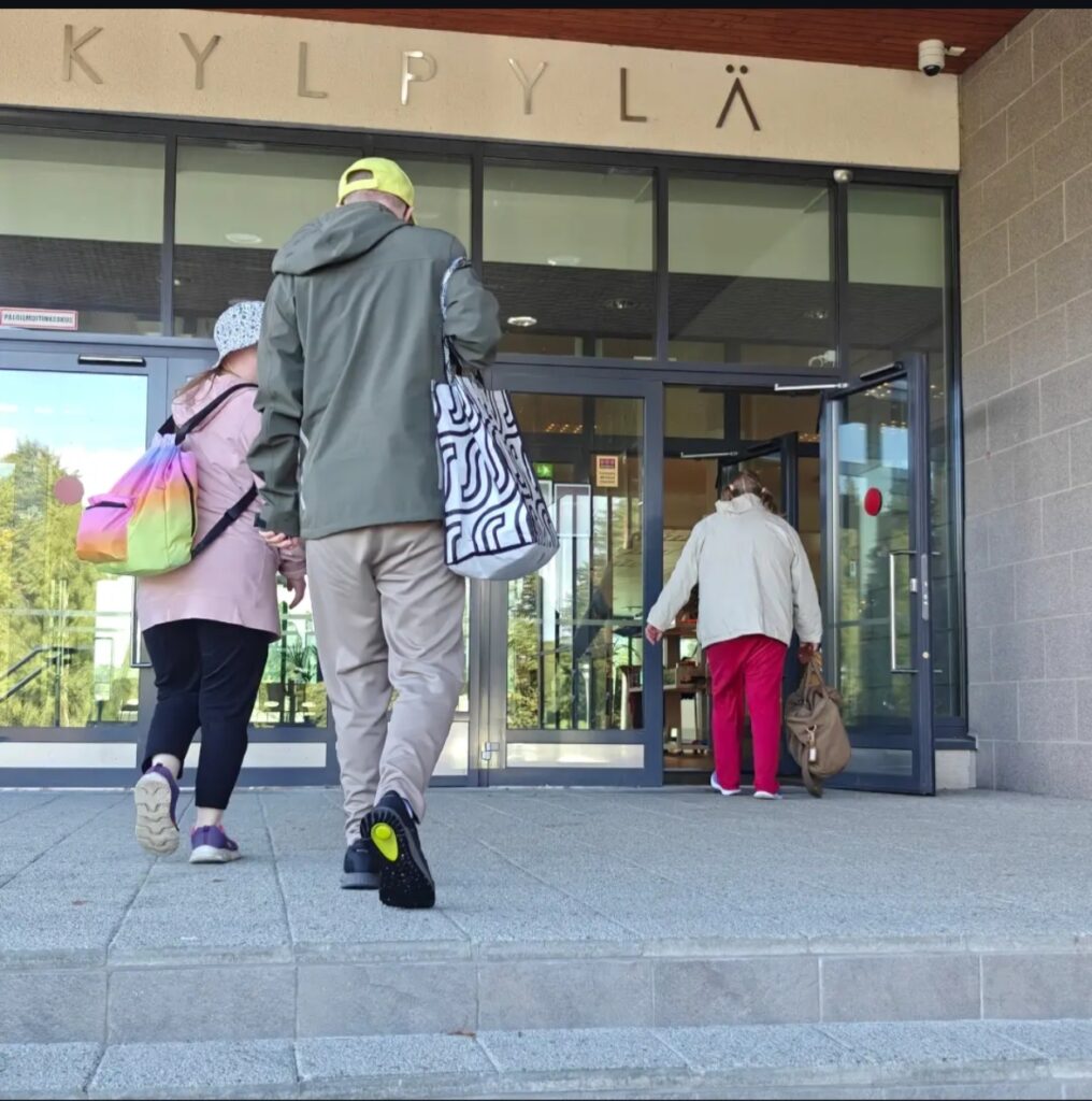Ihmiset kävelemässä kylpylään.