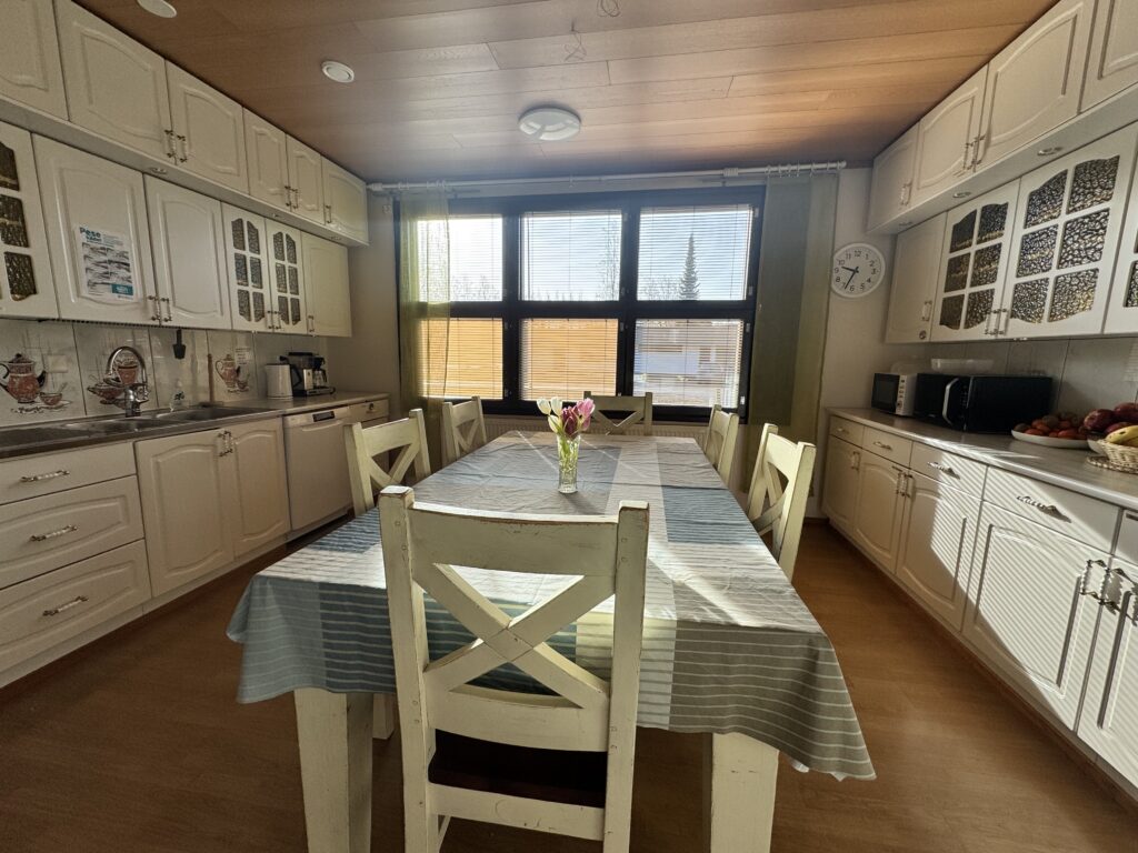 Onnikoti Verkan Fasaanitien keittiö, pöytä ja työtasoja