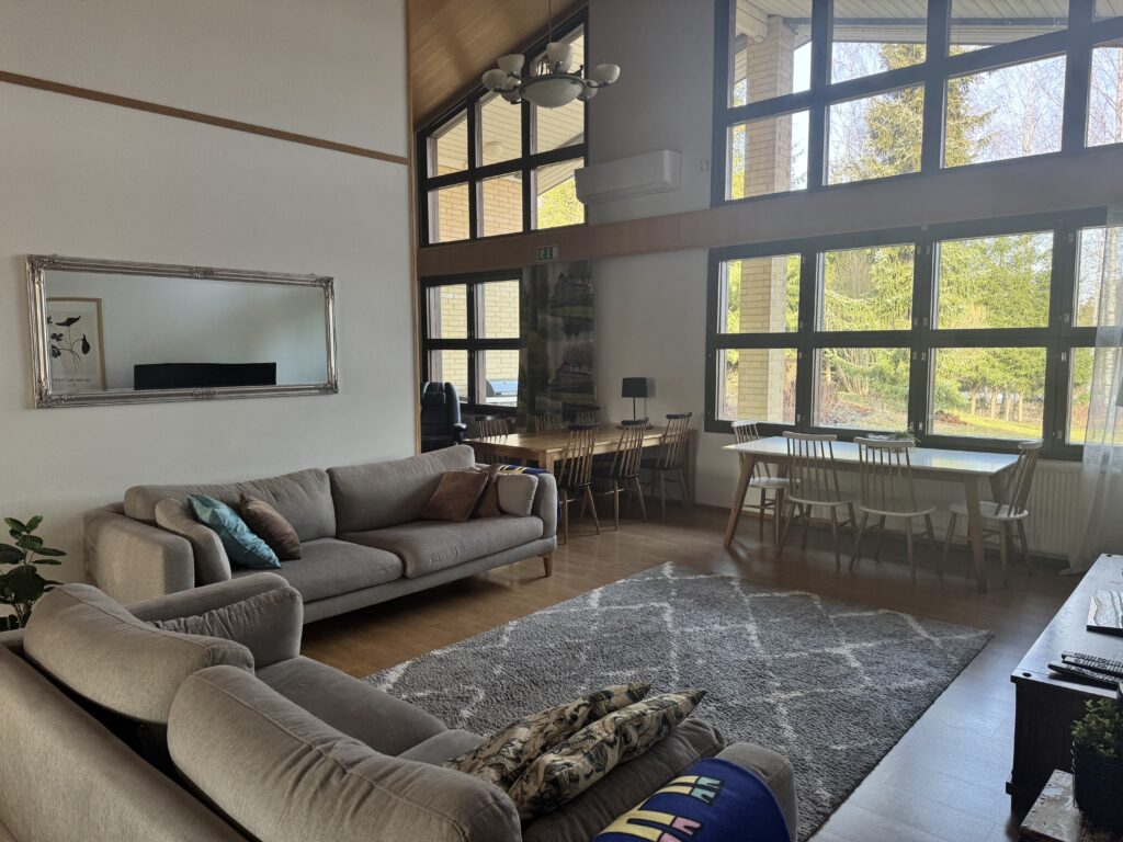 Fasaanitien olohuone, sohvia, iso ikkuna