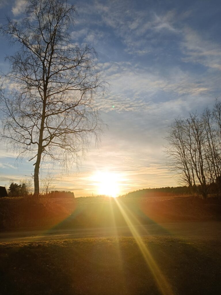 Auringonlasku Hiirulan pihasta