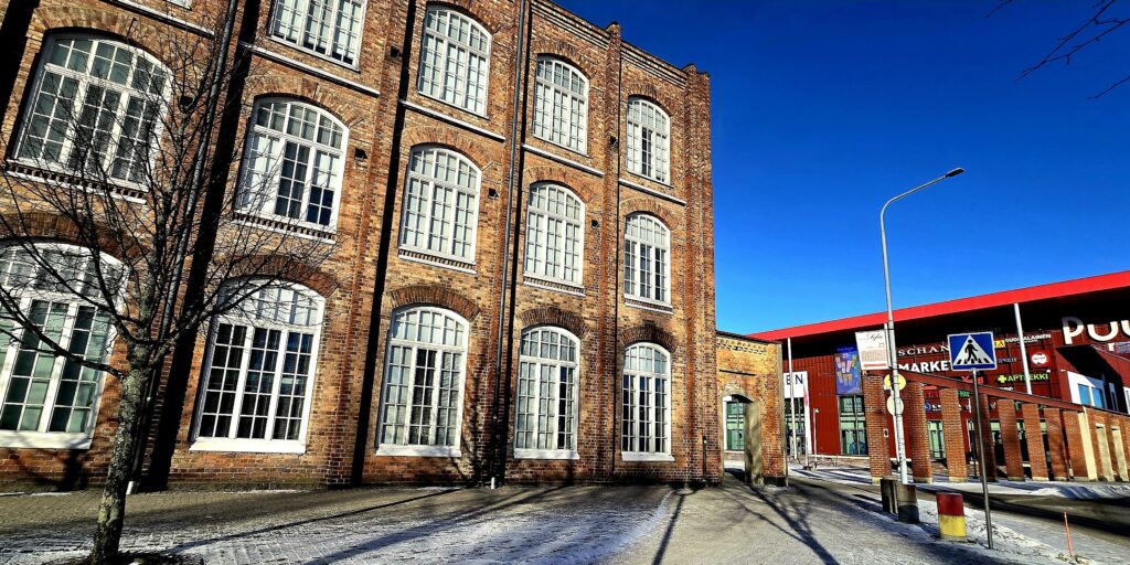 Päivätoiminta Mestan julkisivu, isot ikkunat, tiilirakennus, auringonpaiste kauppakeskus Puuvillaa