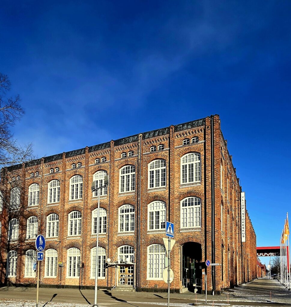 Päivätoiminta Mestan julkisivu, isot ikkunat, tiilirakennus, auringonpaiste 