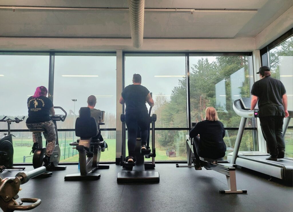 Onnikodin asukkaita kuntosalilla