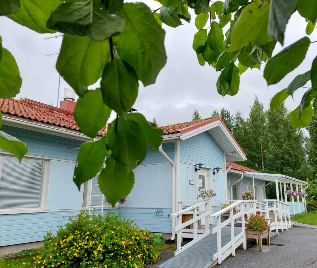Onnikoti Poppelin vaaleansininen rakennus ja sisäänkäynti ulkoa päin