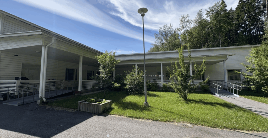 Onnikoti Ankkurin rakennus ja piha