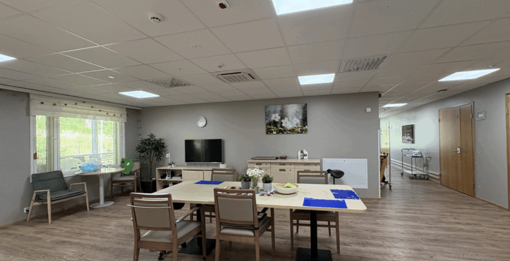 Onnikoti Ankkurin oleskelutila, jossa ruokailuryhmä ja paljon tilaa.