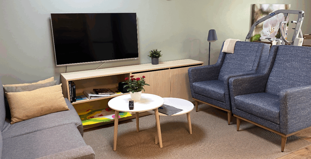 Onnikoti Ankkurin oleskelutila, jossa televisio, nojatuoleja ja sohvapöytä