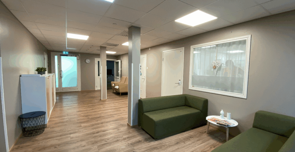 Onnikoti Ankkurin oleskelutila. Kuvassa lipasto ja kaksi tuolia.