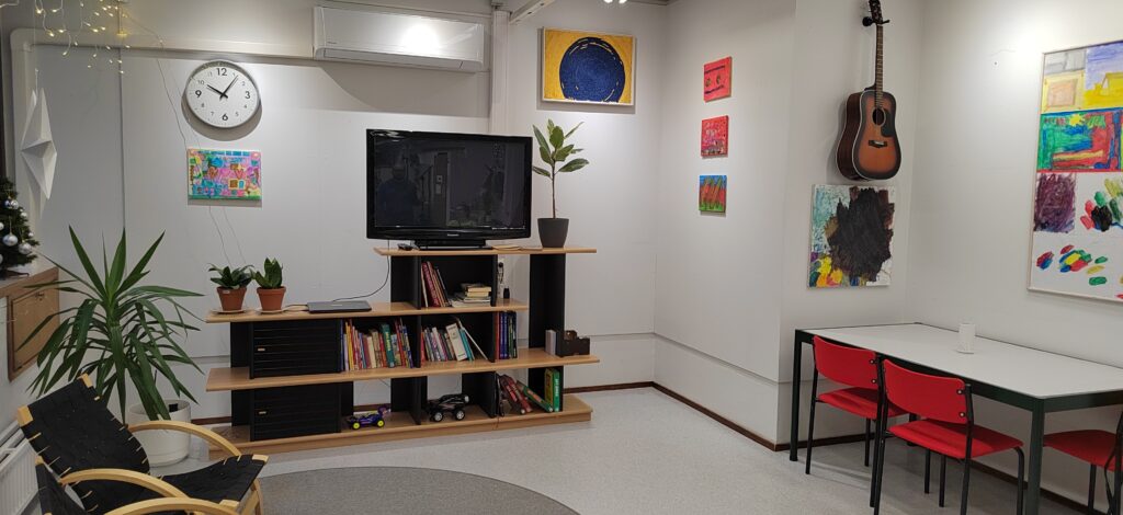 Sisätilat. Televisio, pöytä.