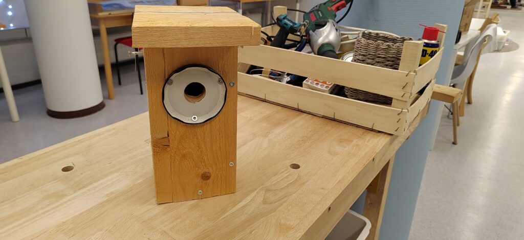 Itsetehty linnunpönttö.