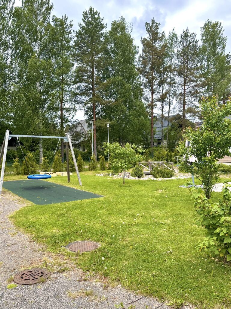 Onnikoti Polkan vihreä piha, jossa keinu.