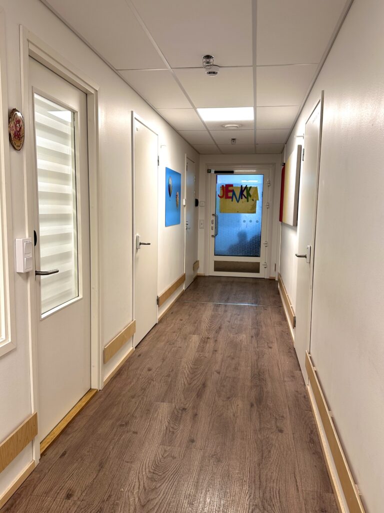 Onnikoti Polkka sisältä, pitkä käytävä