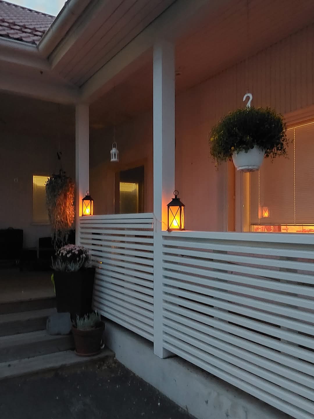 Onnikoti Vennyn terassi tunnelmavalaistuksella