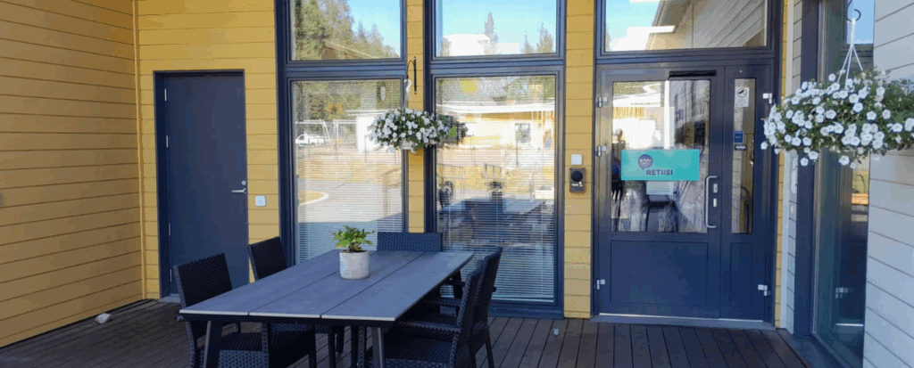 Onnikoti Retiisin sisäpiha, jossa puutarhakalusteet