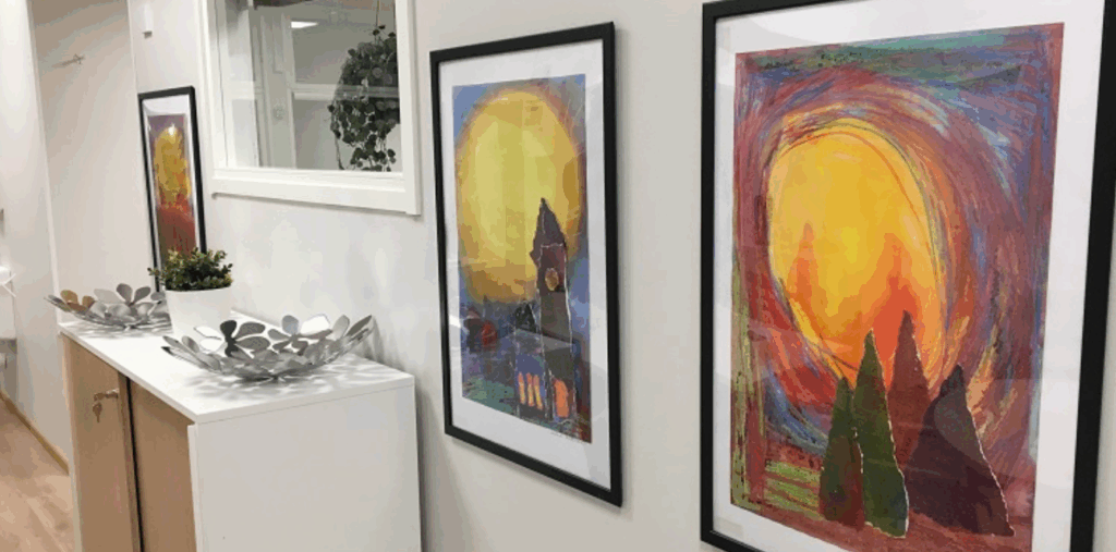 Onnikoti Retiisi sisältä, seinällä värikkäät taulut