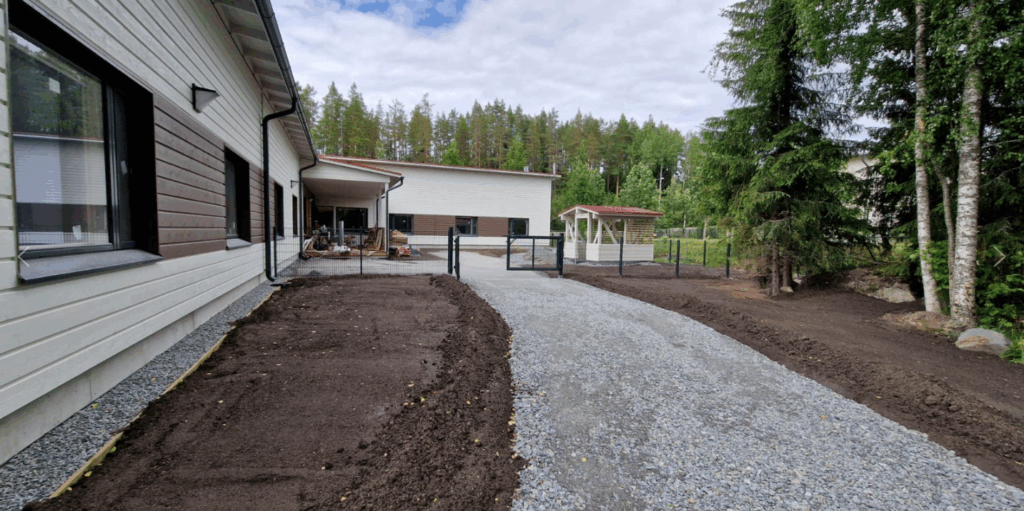 Onnikoti Valon piha ja rakennus