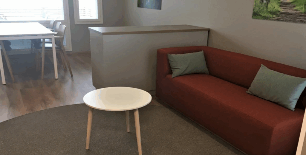 Onnikoti Polku, sohva ja sohvapöytä